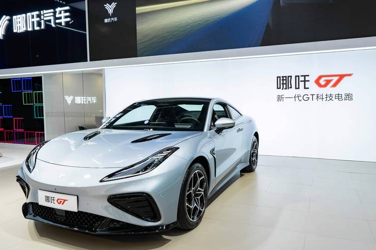 惠州106哪吒汽车在智能汽车领域的表现，领途汽车在新能源汽车市场中的影响力